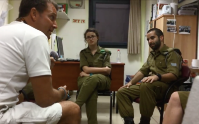 Michael Ganoe, dirigeant de l'organisation 'Hershey's pour les héros', s'adresse à un groupe de soldats de l'armée israélienne sur leur base le 25 août 2015. (Crédit : capture d'écran)
