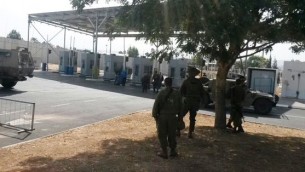 Le checkpoint de Jénine où un adolescent palestinien a tenté de poignarder des agents de sécurité israéliens avant d'être abattu le 24 octobre 2015 (Crédit : Ministère israélien de la Défense)