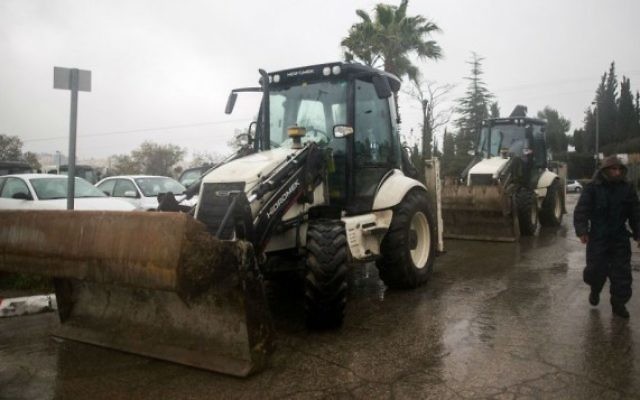 La ville de Jérusalem prépare des tracteurs pour dégager la neige, le 24 janvier 2016. (Crédit : Yonatan Sindel/Flash90)