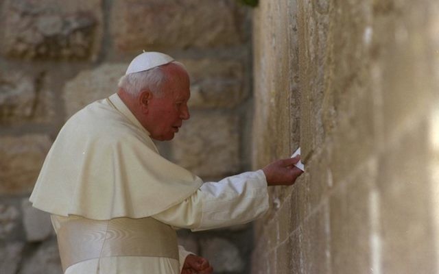 Le pape jean Paul II au mur Occidental, à Jérusalem, le 26 mars 2000. (Crédit : Amos Ben Gershom/Israel Government Press Office via Getty Images/JTA)