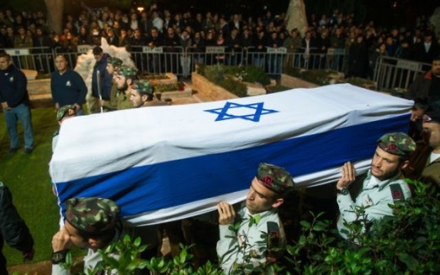 Des soldats israéliens portent le cercueil du capitaine Yishai Rosales, au cimetière militaire du mont Herzl, à Jérusalem, le 7 janvier 2016. (Crédit : Yonatan Sindel/Flash90)
