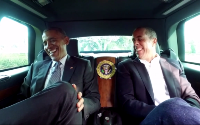 Le comédien Jerry Seinfeld et le président américain Barack Obama dans un épisode de la série internet de Seinfeld, diffusé le 30 décembre 2015. (Crédit : capture d'écran YouTube)