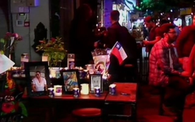 Le bar Simta, rue Dizengoff à Tel Aviv, a mis en place un mémorial pour les deux victimes de la fusilal de du nouvel an. Il a rouvert le 6 janvier 2016. (Crédit : capture d'écran Deuxième chaîne)