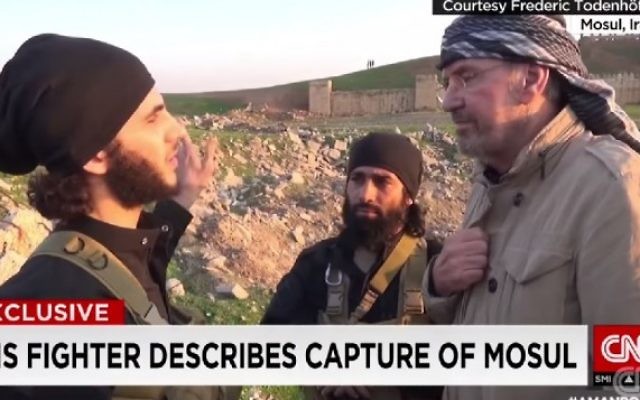 Capture d'écran d'un reportage de CNN montrant Jürgen Todenhöfer en compagnie de combattants de l'EI en Syrie en 2014 (Crédit : capture d'écran CNN)