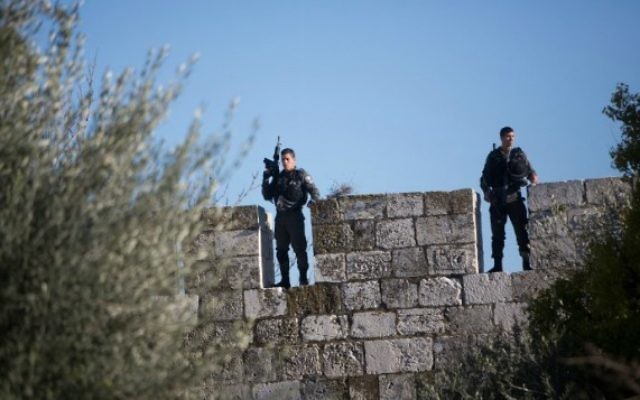 La police des frontières sur la muraille de la Vieille Ville de Jérusalem, après une attaque par trois Palestiniens à la porte de Damas, une des entrées principales de la Vieille Ville, le 3 février 2016. (Crédit :  Menahem Kahana/AFP)