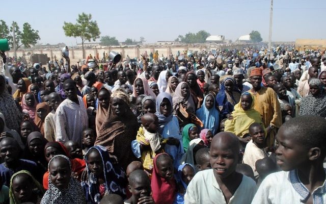 Cette photo a été prise le 2 février 2016 et montre les personnes déplacées (IDP) en majorité des femmes et des enfants en attendant de recevoir de la nourriture au camp de Dikwa, dans l'Etat de Borno, dans le nord-est du Nigeria (Crédit : AFP / STRINGER)