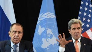 Le secrétaire d'Etat américaine John Kerry (à droite) au côté du ministre russe des Affaires étrangères Sergei Lavrov (à gauche) au cours d'une conférence du Groupe international de soutien de la Syrie à Munich, le 12 février 2016 (Crédit : AFP / Christof STACHE)