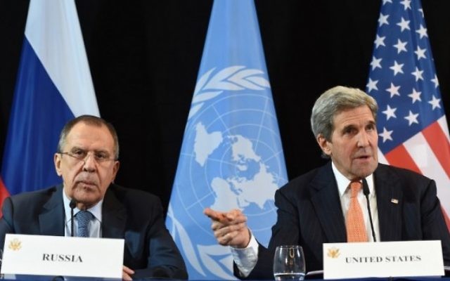 Le secrétaire d'Etat américain John Kerry (à droite) et le ministre russe des Affaires étrangères Serguei Lavrov (à gauche) pendant une conférence de presse à Munich, dans le sud de l'Allemagne, le 12 février 2016. (Crédit : AFP/Christof Stache)
