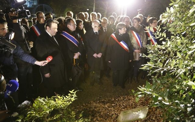 Le ministre de l'Intérieur Bernard Cazeneuve (C) aux côtés du président du Consistoire, Joël Mergui (g) et la maire de Bagneux Marie-Hélène Amiable (3e à d) à une cérémonie marquant le 10e anniversaire de la mort d'Ilan Halimi, le 13 Février, 2016, à Bagneux, près de Paris. (Crédit : MATTHIEU ALEXANDRE / AFP)