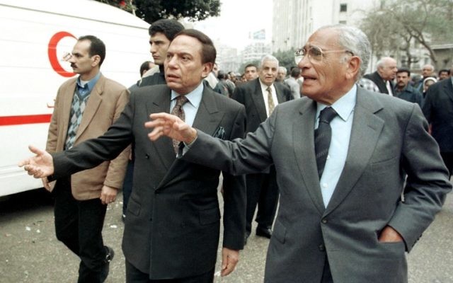 Une photo prise le 6 février 1999 du journaliste égyptien Mohamed Hassanein Heykal (à droite) et le comédien Adel Imam assister aux funérailles de l'écrivain égyptien Lotfi al-Kholi, un important promoteur de la paix avec Israël (Crédit :  AFP / AMR NABIL)