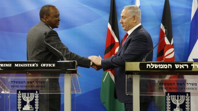 Le président du Kenya Uhuru Kenyatta (à gauche) et le Premier ministre Benjamin Netanyahu pendant une conférence de presse commune à Jérusalem, le 23 février 2016. (Crédit : AFP/Pool/Amir Cohen)