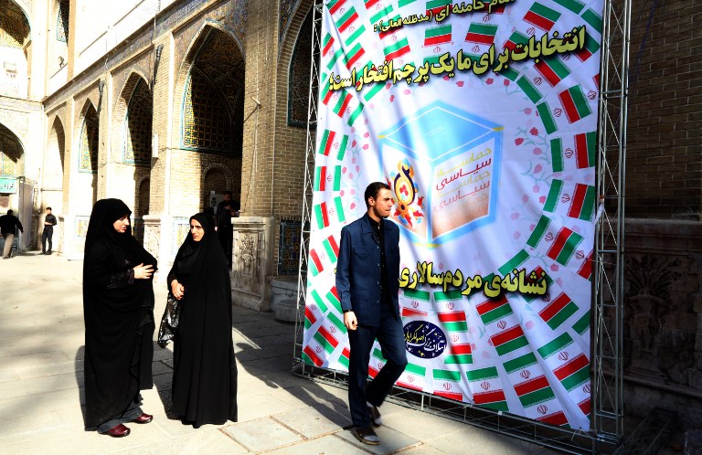 Des Iraniens qui se tiennent à l'extérieur d'une réunion des principaux partis conservateurs de l'Iran, avant les prochaines élections législatives, le 23 février, 2016 à la mosquée Motahari à Téhéran (Crédit : AFP / ATTA KENARE)