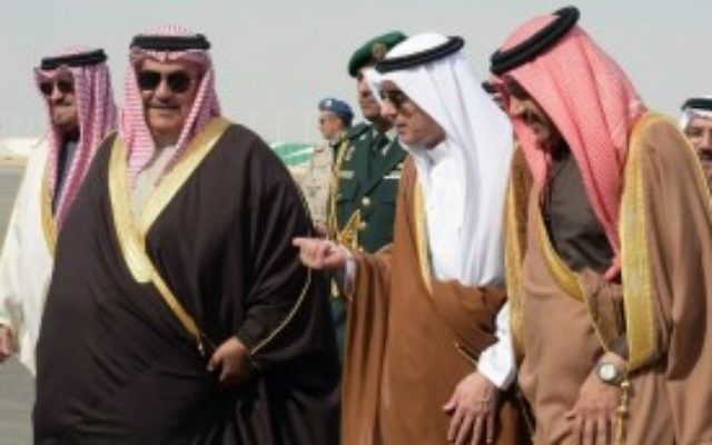 Le ministre saoudien des Affaires étrangères Adel al-Jubeir (au centre à droite) accueille son homologue de Bahreïn Khalid Bin Ahmad al-Khalifa (au centre à gauche) et le secrétaire général du conseil de coopération du Golfe Abdullatif bin Rashid Al-Zayani de Bahreïn (tout à droite) à leur arrivée pour un conseil de coopération du Golfe dans la capitale de l'Arabie saoudite, Ryad, le 9 janvier 2016. (Crédit : AFP/Ahmed Farwan)