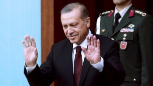 Le président turc Recep Tayyip Erdogan accueille les membres du parlement pour une cérémonie de prestation de serment au Parlement turc à Ankara, le 23 juin 2015. (Crédit : AFP/Adem Altan)