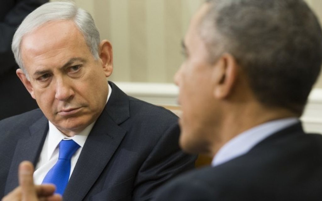 Le président américain Barack Obama (à droite) et le Premier ministre Benjamin Netanyahu dans le bureau ovale de la Maison-Blanche à Washington, le 9 novembre 2015. (Crédit : Saul Loeb/AFP)