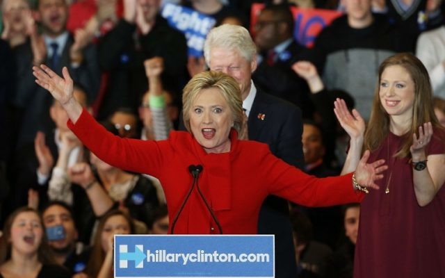 La candidate démocrate à la présidentielle Hillary Clinton devant ses partisans, accompagnée de l'ancien président américain Bill Clinton et de sa fille Chelsea Clinton, dans le centre Olmsted à l'Université Drake le 1er février 2016 à des Moines, Iowa. (Crédit : Win McNamee / Getty Images / AFP)
