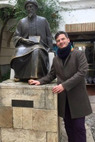 Haim Casas devant la statue de Maimonide à Cordoue, en Espagne. (autorisation)