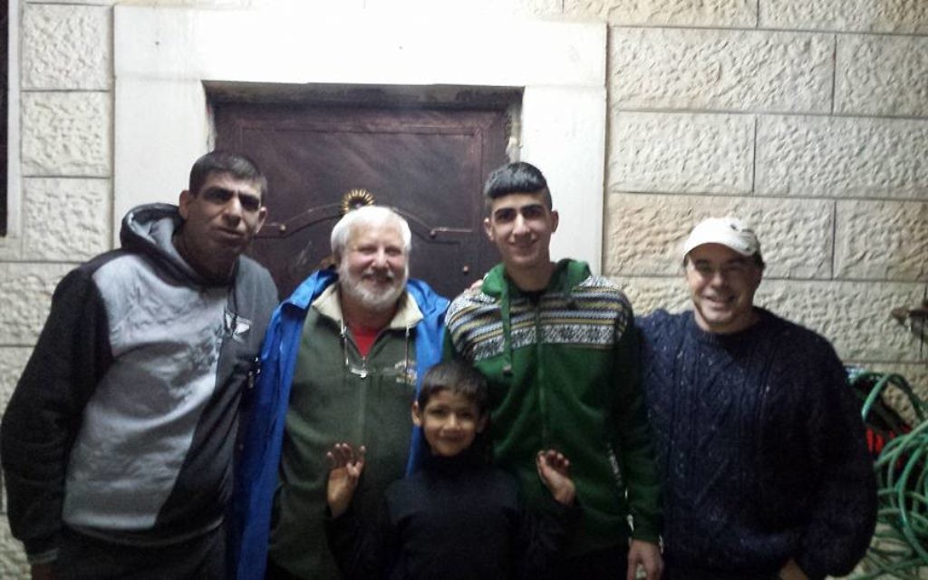 De gauche à droite : Ziad Sabateen, Lonny Baskin, Mustafa Sabateen, Muhammad Sabateen et Phil Saunders posent le soir de la libération de Muhammad après trois mois de prison. (Crédit : autorisation de Ziad Sabateen)