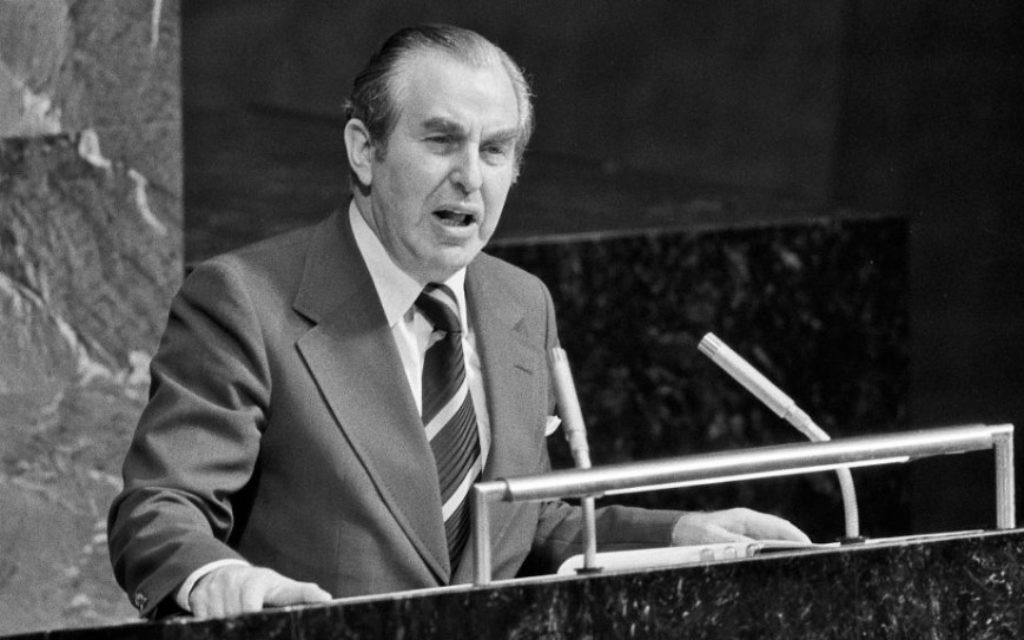 L'ambassadeur israélien aux Nations unies, Chaim Herzog s'adresse à l'assemblée générale le 10 novembre 1975 aux Nations unies, à New York. (Crédit : UN Photo/Michos Tzovaras)
