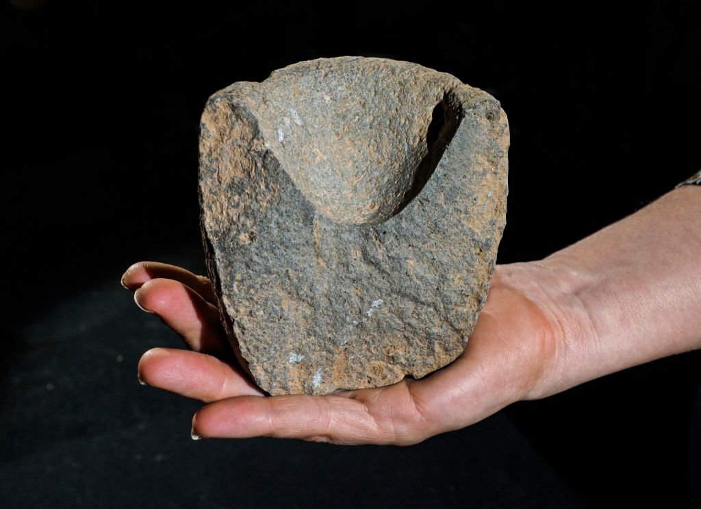 Un bol en basalte datant d'il y a 7 000 ans retrouvé lors de fouilles archéologiques dans le quartier de Shuafat, au nord de Jérusalem (Crédit : Israel Antiquities Authority)