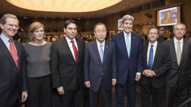Le secrétaire général de l'ONU Ban Ki-moon (au centre), aux côtés de l'ambassadeur israélien à l'ONU Danny Danon (à gauche) et le secrétaire d'Etat américain John Kerry, à un évènement spécial intitulé "La bataille pour le sionisme aux Nations unies". Sont également présents sur la photo (de gauche à droite) : le président du comité juif américain David Harris; Samantha Power, représentante permanente des Etats-Unis à l'ONU; Isaac Herzog, dirigeant du Parti travailliste israélien, et Michael Herzog, le 11 novembre 2015. (Crédit : UN Photo/Mark Garten)