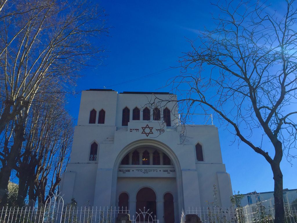 La façade de la synagogue Mekor Haim à Porto, au Portugal, le 30 janvier 2016 (Crédit : Rachel Delia Benaïm / Times of Israël)
