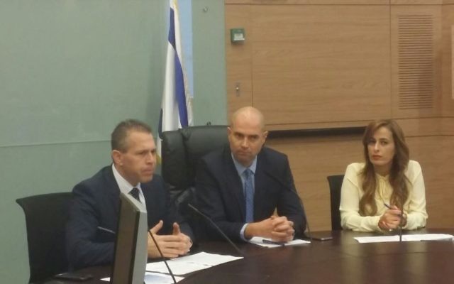Le député du Likud, Amir Ohana (au centre), entouré par le ministre de la Sécurité intérieure Gilad Erdan (à gauche) et la députée du Likud Nava Boker à la première réunion d'une commission à la Knesset sur le lobbying pour le contrôle moins restrictif sur les armes à feu à la Knesset à Jérusalem le lundi 15 février 2016 ( Crédit : Knesset)
