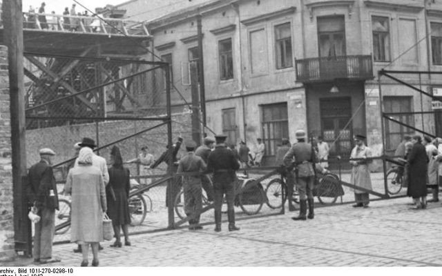 Le ghetto de Varsovie en 1942. (Crédit : Bundesarchiv, Bild 101I-270-0298-10/Amthor/CC-BY-SA)