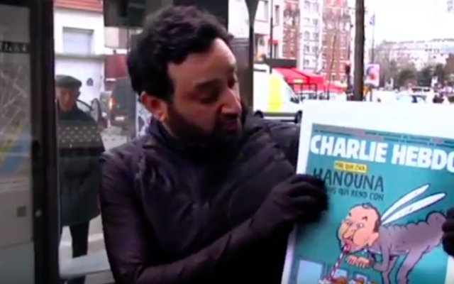 Cyril Hanouna montre la Une de Charlie Hebdo, le 9 février 2016 (Crédit : capture d’écran YouTube)
