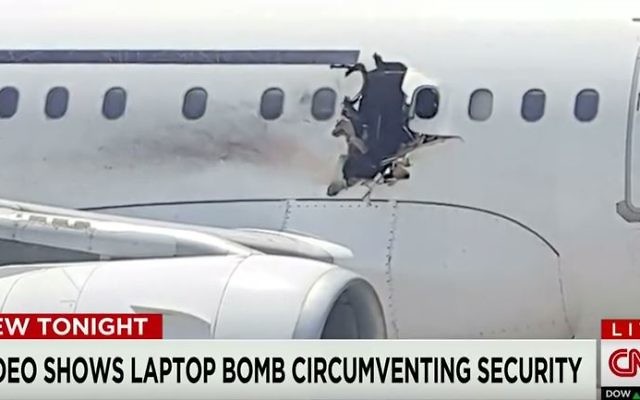 Le trou laissé par l'explosion d'une bombe dans le fuselage d'un avion qui avait décollé en février 2016 de l'aéroport de Mogadiscio. (Crédit : capture d'écran YouTube/CNN)
