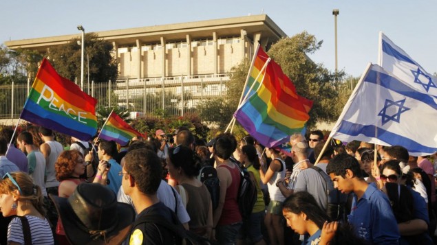 Des Israéliens manifestent devant la Knesset pendant la Gay Pride annuelle à Jérusalem, le 29 juillet 2010. (Crédit : Miriam Alster/Flash90)