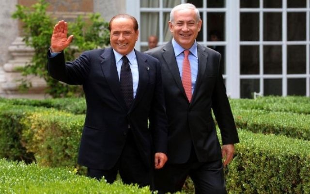Benjamin Netanyahu, à droite, avec le Premier ministre italien d'alors, Silvio Berlusconi à Rome le 13 juin 2011. (Crédit : Amos Ben Gershom / GPO/FLASH90)