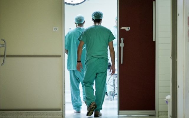 Des médecins se dirigeant vers les urgences le 31 octobre 2012 (Crédit : Moshe Shai / FLASH90)