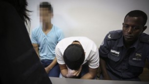 La police encadre deux mineurs juifs qui ont pris part à l'enlèvement et au meurtre de Mohammed Abu Khdeir, à la cour du district de Jérusalem, le 3 juin 2015. (Crédit : Hadas Parush/Flash90) 