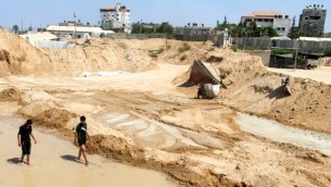 Des Palestiniens inspectant les dégâts après que les forces égyptiennes aient inondé les tunnels de contrebande creusés sous la frontière entre Gaza et l'Egypte, à Rafah dans le sud de la bande de Gaza, le 18 septembre 2015 (Crédit : Abed Rahim Khatib / Flash90)