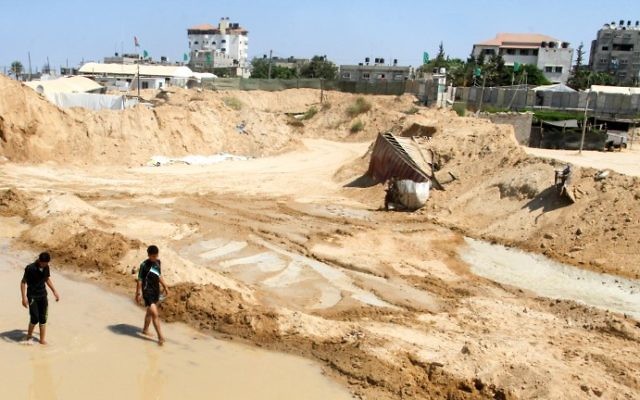 Inspection des dégâts après l'inondation des tunnels de contrebande du Hamas entre le Sinaï et la bande de Gaza par les forces égyptiennes, à Rafah, le 18 septembre 2015. (Crédit : Abed Rahim Khatib/Flash90)