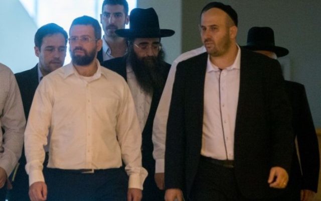 Le rabbin Yoshiyahu Pinto, au centre, à la cour suprême de Jérusalem, le 16 novembre 2015. (Crédit : Yonatan Sindel/Flash90)