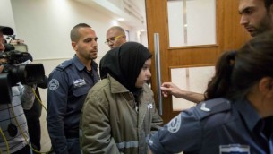 Une Palestinienne de 16 ans, inculpée de deux tentatives de meurtres pour une attaque au couteau du 23 novembre dans la capitale, devant la cour du district de Jérusalem le 11 décembre 2015. (Crédit : Yonatan Sindel/Flash90) 