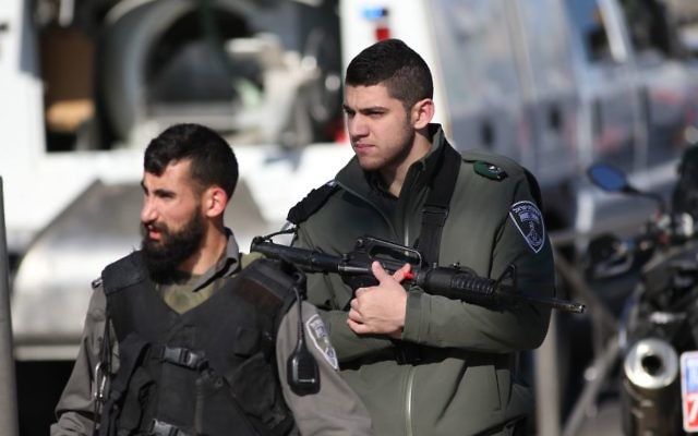 Des agents de la police des frontières sur les lieux d'une fusillade et d'une attaque au couteau près de la porte de Damas, à Jérusalem, le 3 février 2016 (Crédit : Yonatan Sindel/Flash90)