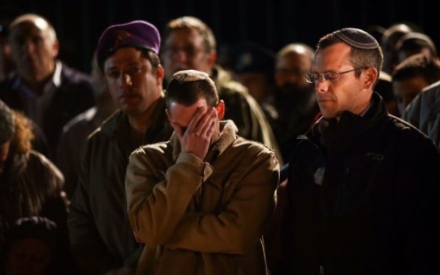 Centaines de personnes assistent aux funérailles de l'officier de réserve Eliav Gelman à Kfar Etzion, le 24 février 2016 (Crédit photo : Yonatan Sindel / Flash90)