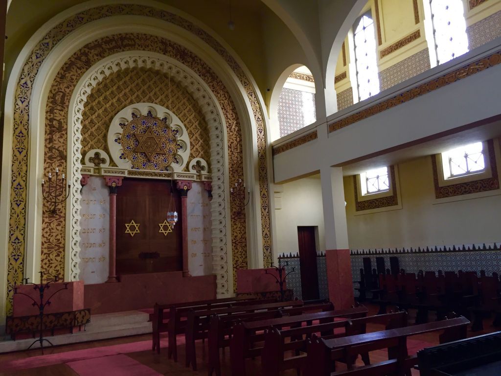 L'intérieur de la synagogue Mekor Haim, aussi connu comme la Synagogue Kadoorie, à Porto, au Portugal, le 28 janvier 2016 (Crédit : Rachel Delia Benaim / Times of Israël)