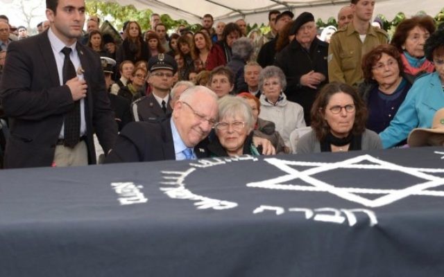 Le président Reuven Rivlin, à gauche, avec la veuve de Samuel Willenberg, Ada Willenberg à l'enterrement de ce dernier, le 22 février 2016 (Crédit : Mark Neyman / GPO)
