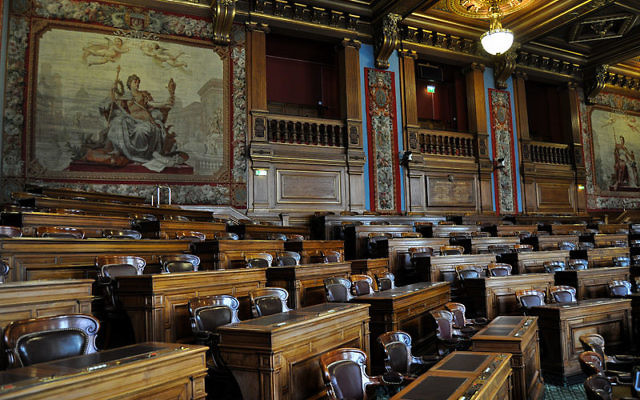 Intérieur de la salle du Conseil de Paris (Crédit : Wikimedia commons)