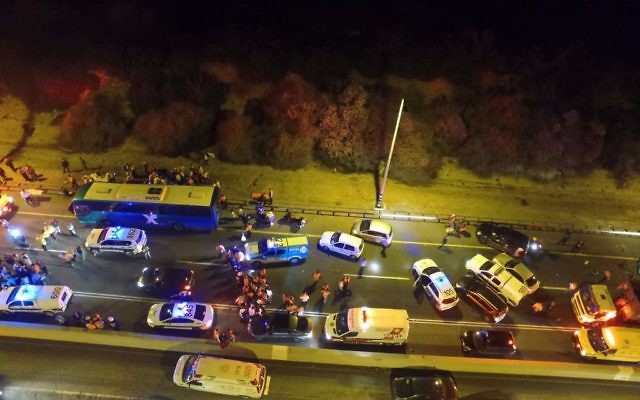 La scène de la collision mortelle entre un bus et camion sur la route 1, le 14 février 2016  (Crédit : United Hatzalah)