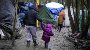 Camp de réfugiés dans le nord de la France, en février 2016. (Crédit : IsraAID)
