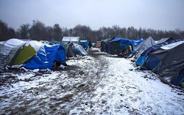 Camp de réfugiés dans le nord de la France, en février 2016. (Crédit : IsraAID)