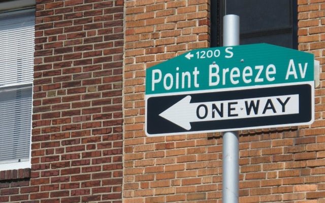 Un panneau Point Breeze Avenue  à Point Breeze au nord de Federal Street et la 20th Street. (Crédit : Wikipedia / Rgs25 / CC BY-SA 3.0)