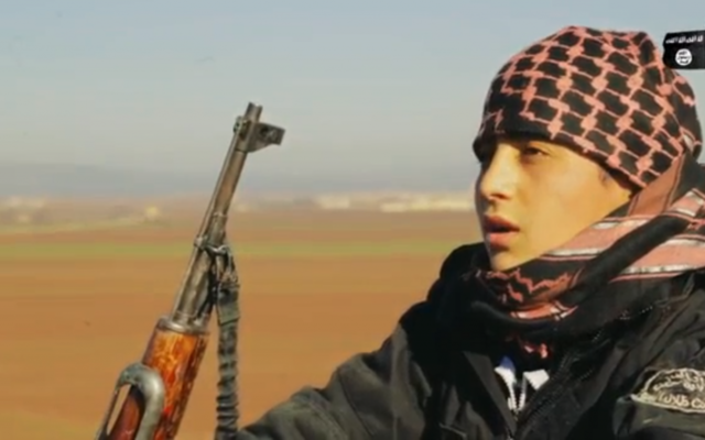 Un adolescent kamikaze de l'Etat islamique dans une vidéo de propagande avant d'aller mener sa mission. (Crédit : capture d'écran VideoPress)