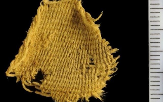 Un tissus en laine non teint retrouvé au site 34 de Timna. Ce type de tissu est plus communément trouvé à l'âge du fer (Crédit : Clara Amit / Israel Antiquities Authority)