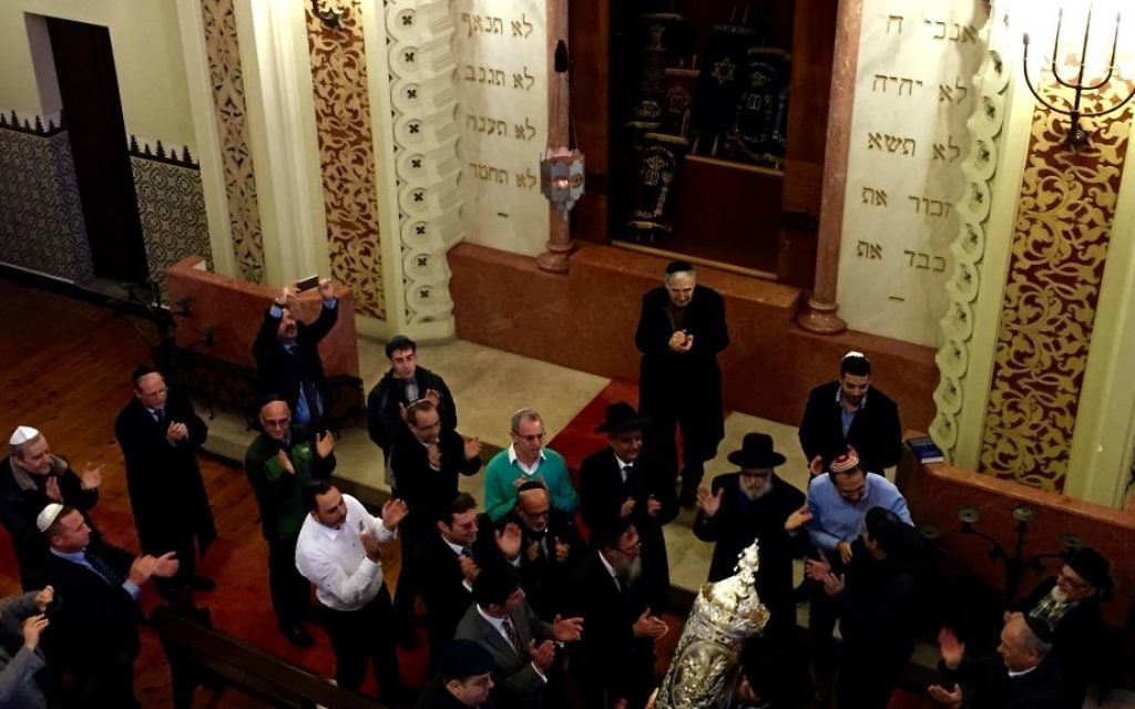 Les hommes dansant au rez de chaussée de la synagogue Mekor Haim, pour célébrer la nouvelle la Torah à Porto, au Portugal, le 30 janvier 2016 (Crédit : Rachel Delia Benaïm / The Times of Israel)